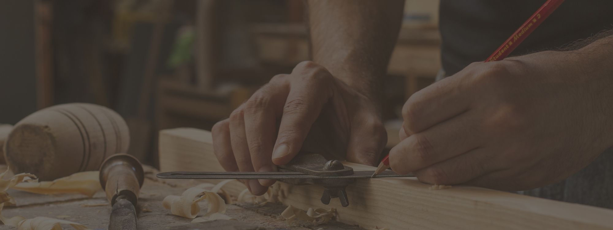 Person bei der Holzbearbeitung mit einem Hobel