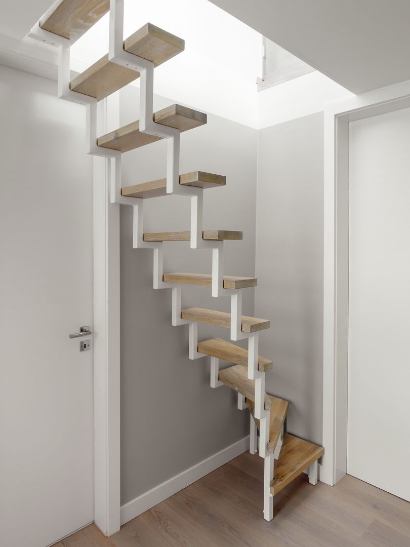 Schwebende Holztreppe mit weißen Stützen