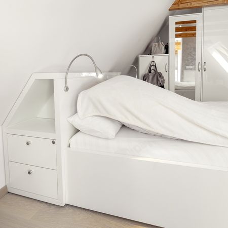 Weiße Schlafzimmereinrichtung unter Dachschräge