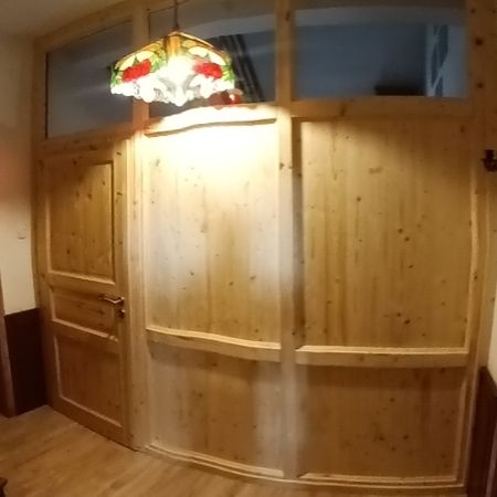 Flügeltüren aus Holz, über denen eine Hängeleuchte aus Buntglas hängt