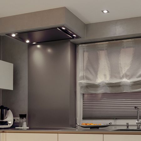 Moderne Kücheneinrichtung mit Geräten und einem Fenster mit geschlossenen Jalousien