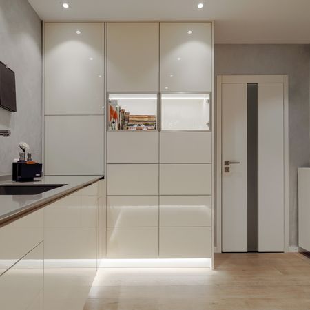 Moderne Kücheneinrichtung mit weißen Schränken und Holzboden