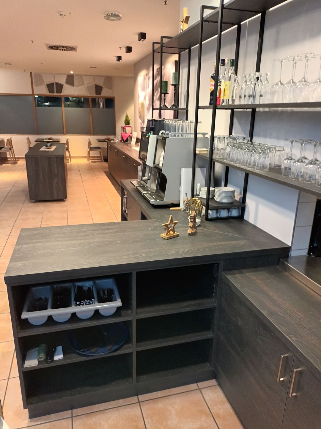 Modernes Kücheninterieur mit einem offenen Schrank und Gläsern