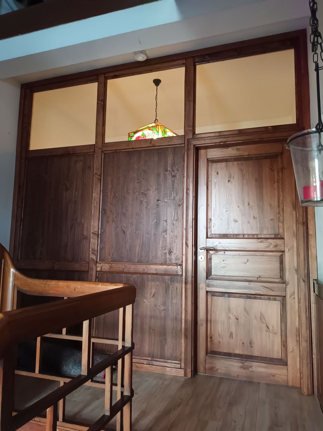 Trennwand aus Holz mit Oberlichtern