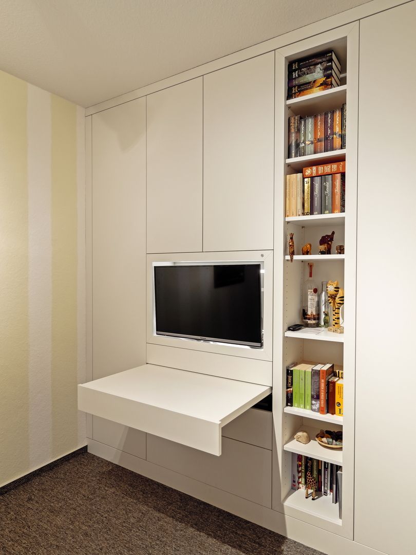 TV-Wandschrank mit offenem Bücherregal und ausziehbarem Regal
